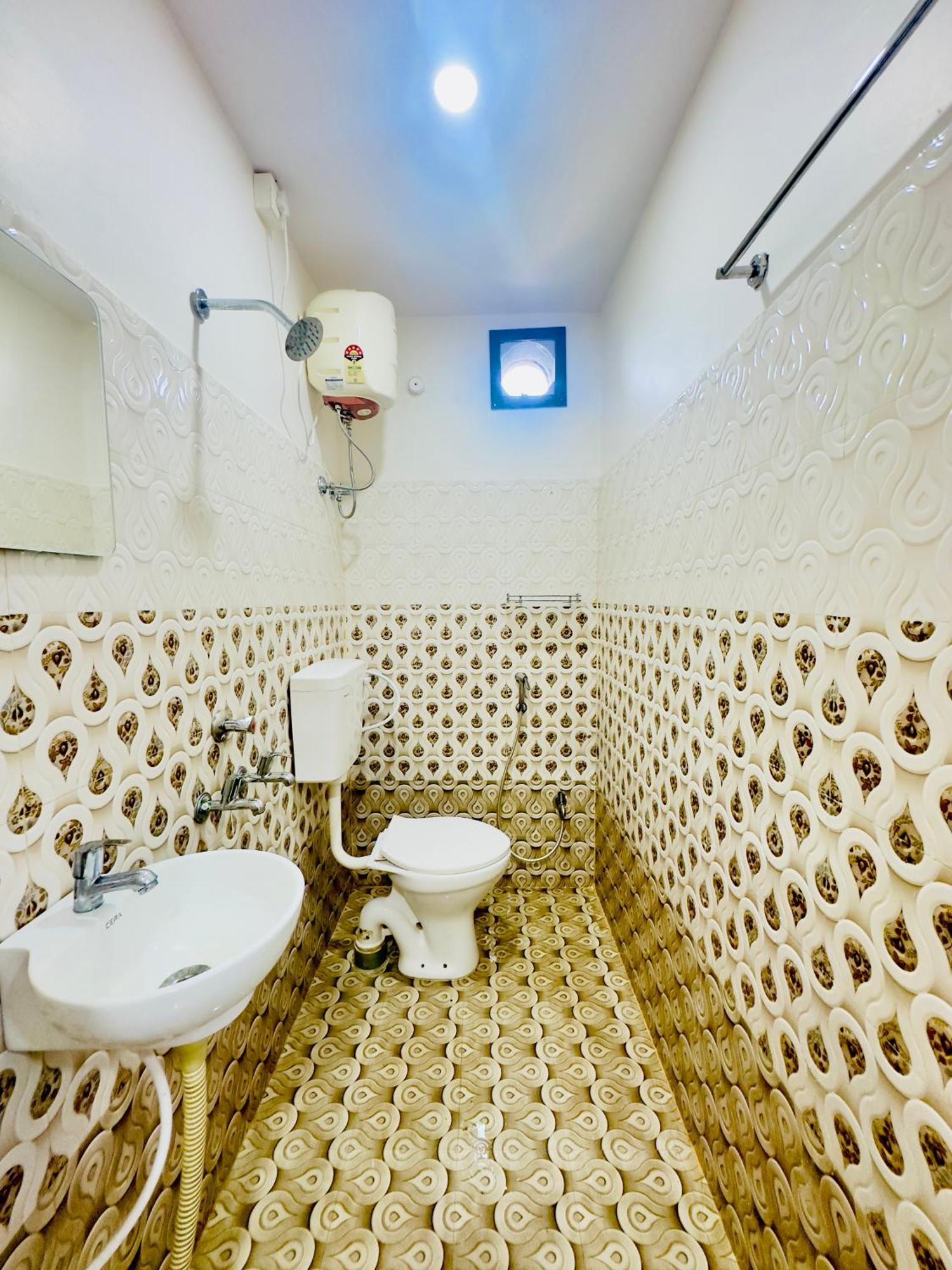 Sketch Family Restaurant & Rooms Visakhapatnam Exterior foto